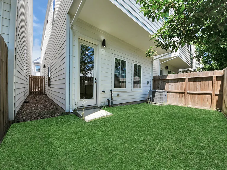 318 Neyland St — Photo 43