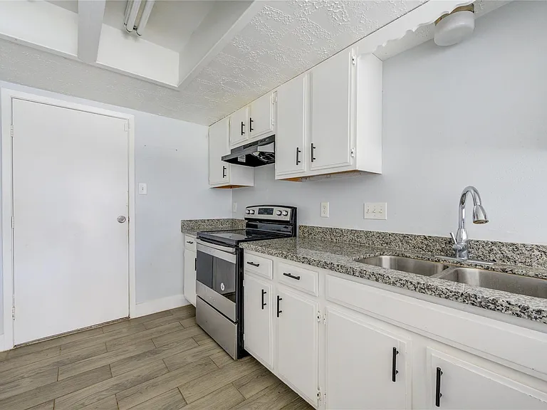 7506 Stone Pine Ln — Photo 10
