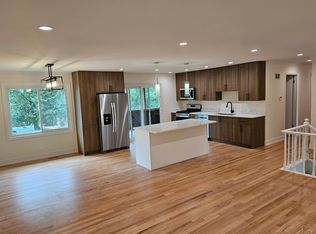 975 Freeman Rd, Hoffman Estates, IL 60192