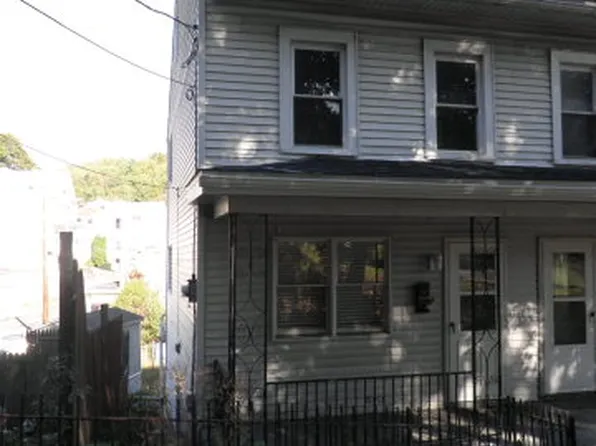 711 Wade Rd, Saint Clair, PA 17970