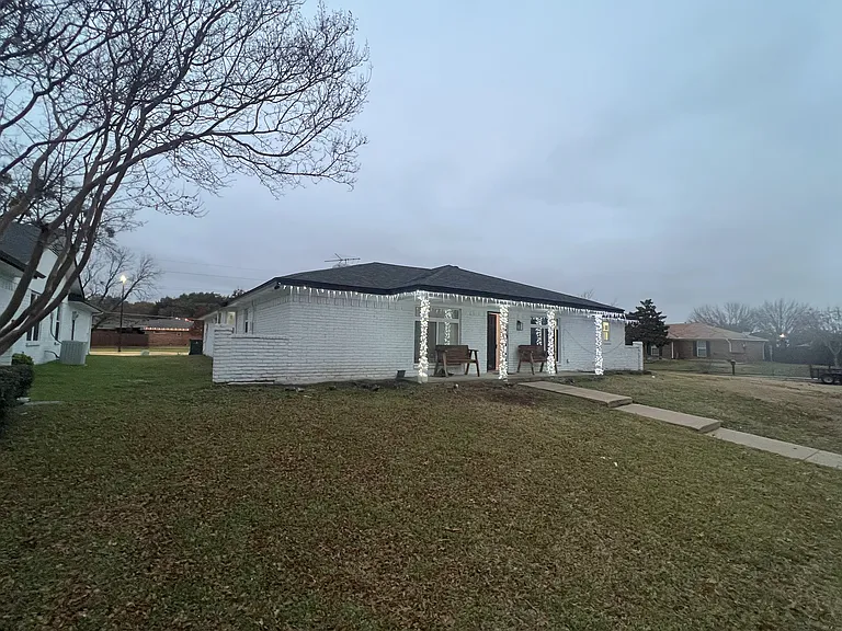 742 Royal Oaks Dr — Photo 3