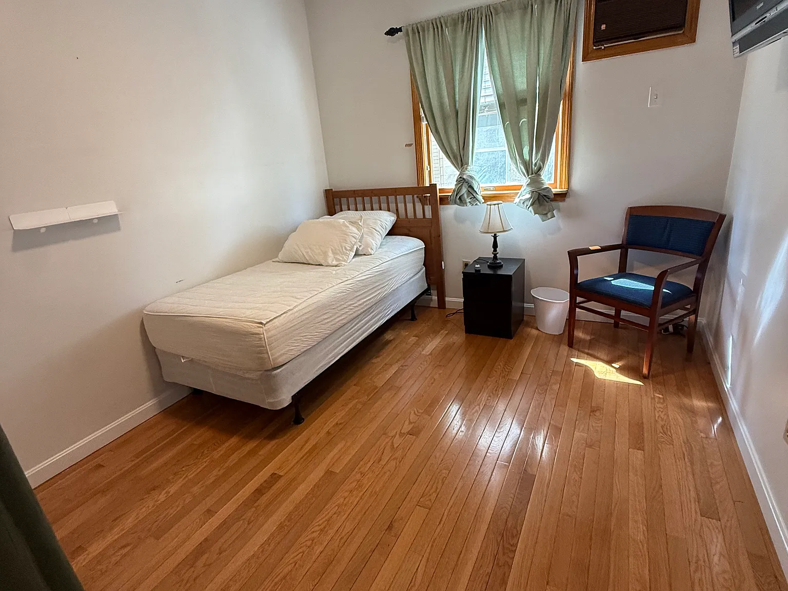4 bed, 9999 sqft, $5,000 — Photo 3