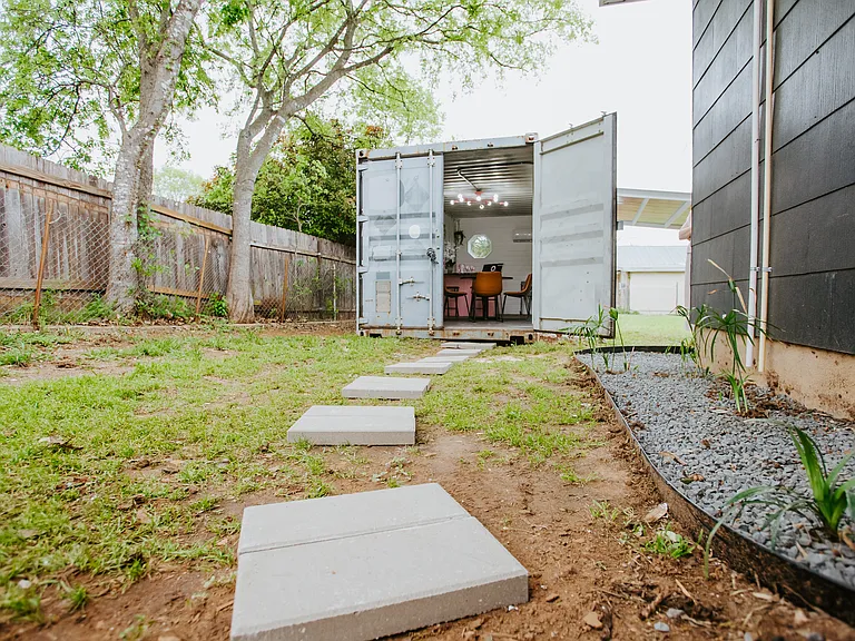 604 W Pecan St — Photo 3
