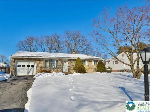 1360 Stonewood Dr, Bethlehem, PA 18017