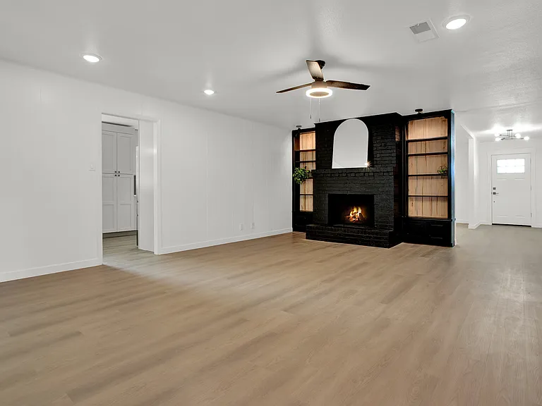 2910 W Crawford St — Photo 15