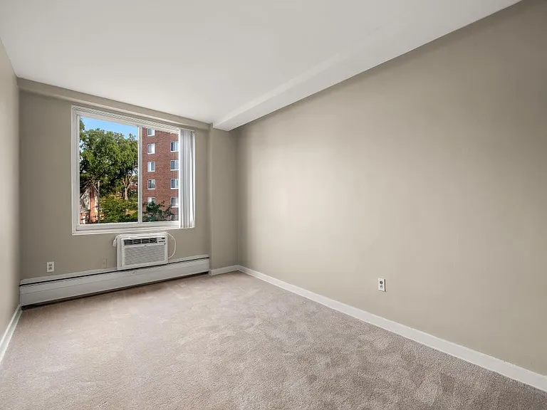 100-york-apartment-w305-5r