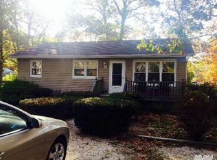 10 Maple St, Hampton Bays, NY 11946