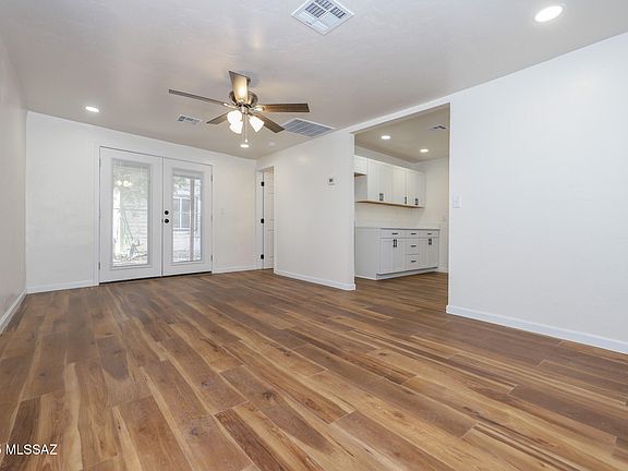 4th image of 213 E Blacklidge Dr