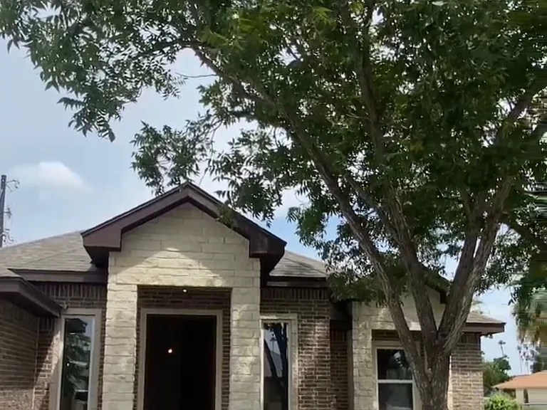 215 Laredo Blvd — Photo 1