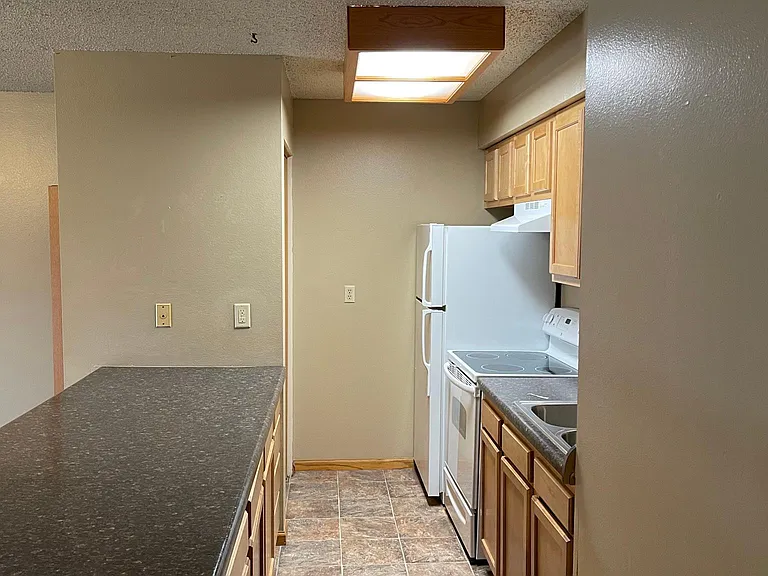 340 E Burlington St #2 — Photo 3