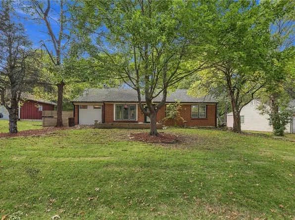 6030 Larsen Ln, Shawnee, KS 66203