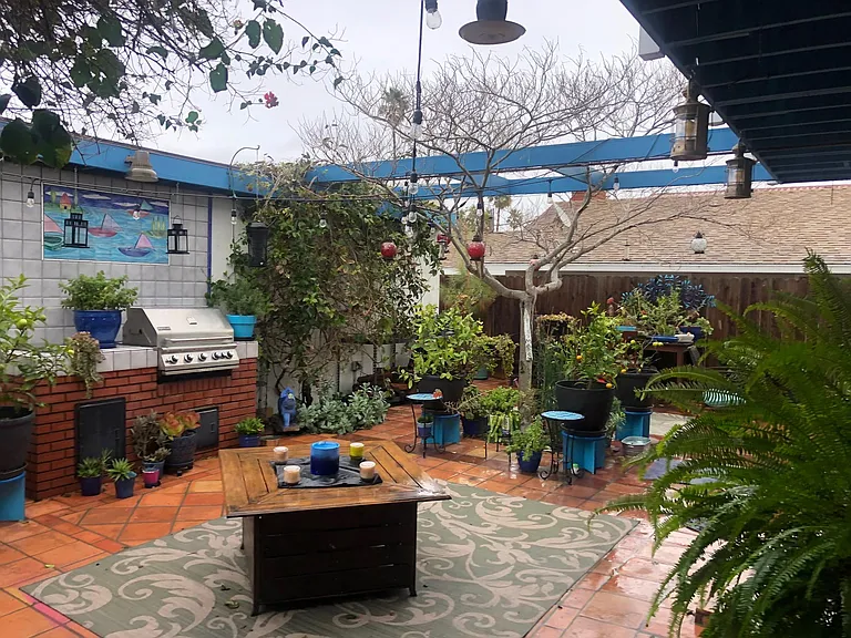 ENTERTAINMENT COURTYARD/BBQ