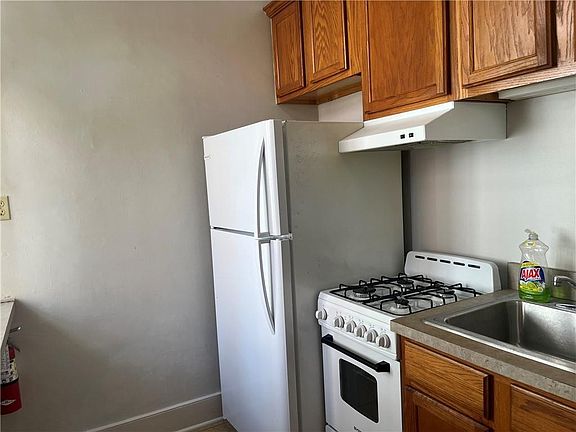 3rd image of 322 Royal St Unit C