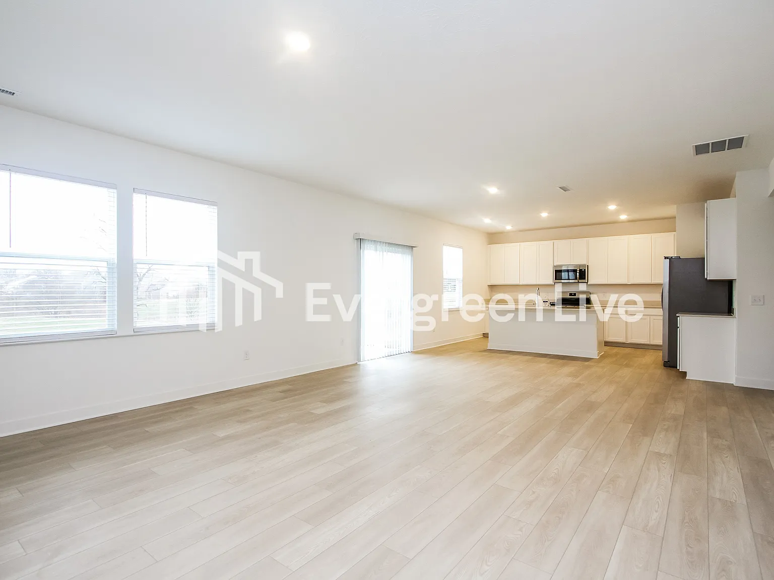 5 bed, 3.5 bath, 3054 sqft, $2,395 — Photo 4