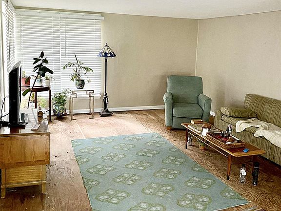 5th image of 641 E Holland Dr