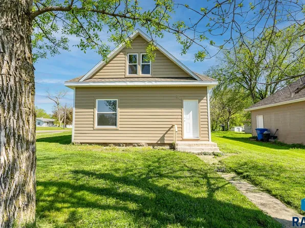 326 NW 7th St, Madison, SD 57042