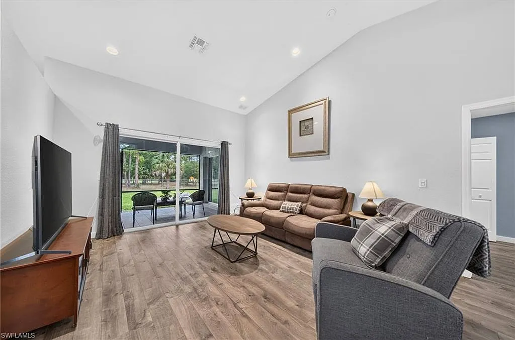 3 bed, 2.0 bath, 2070 sqft, $2,700 — Photo 3