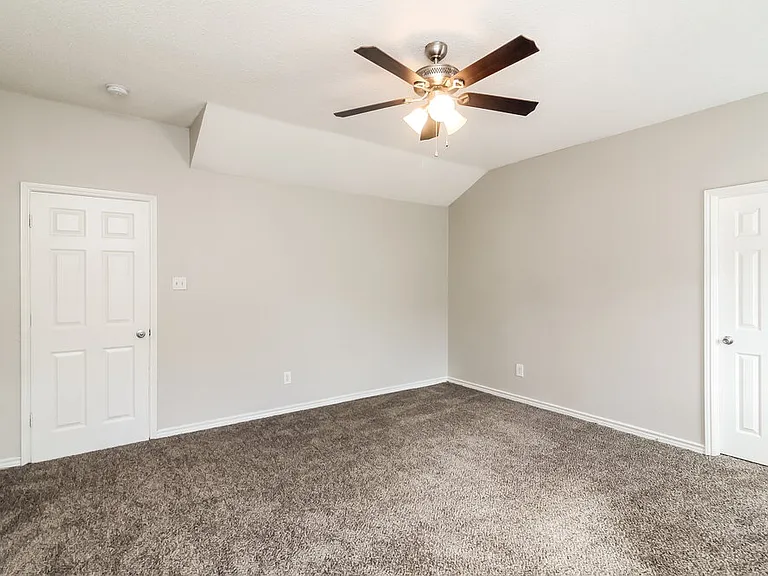 1528 Warwick Dr — Photo 9