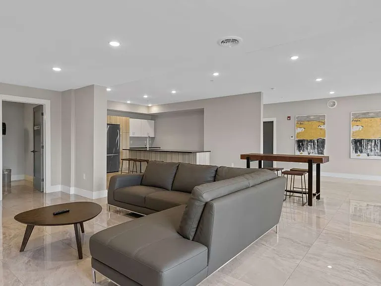 24 Farringdon Way — Photo 3