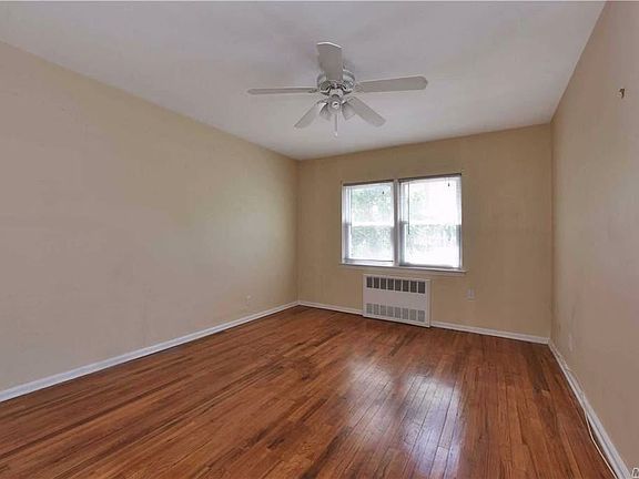 4th image of 21-32 Clintonville St Floor 1-B