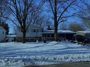 610 Devonshire Ln, Crystal Lake, IL 60014
