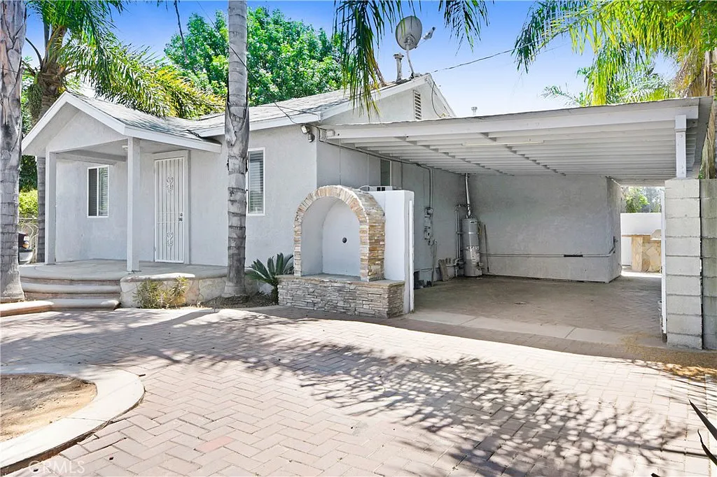 2 bed, 624 sqft, $1,799 — Photo 1