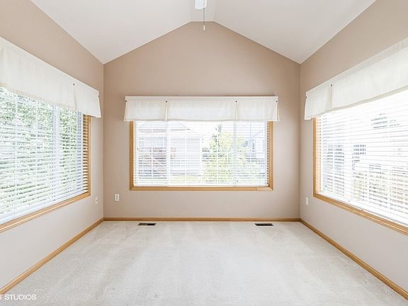 5th image of 905 NE Wisteria Ln #905
