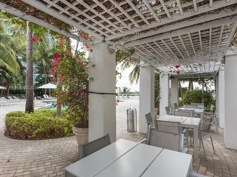 1000 S Pointe Dr #905 — Photo 40