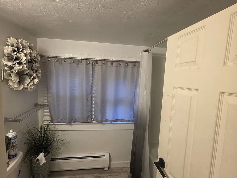 466 Derby Ave — Photo 12