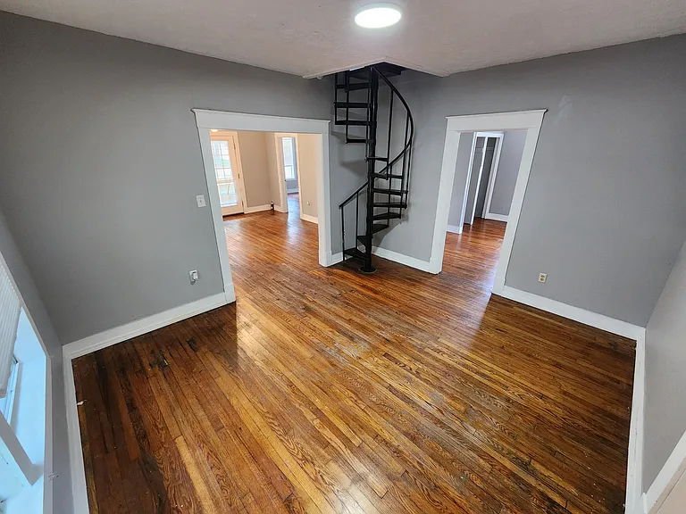 430 W 10th St — Photo 8