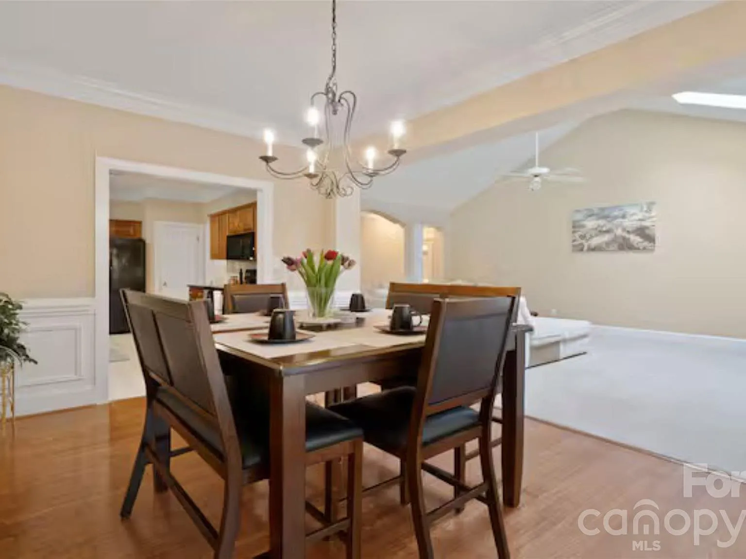 3 bed, 2.0 bath, 2000 sqft, $2,700 — Photo 3