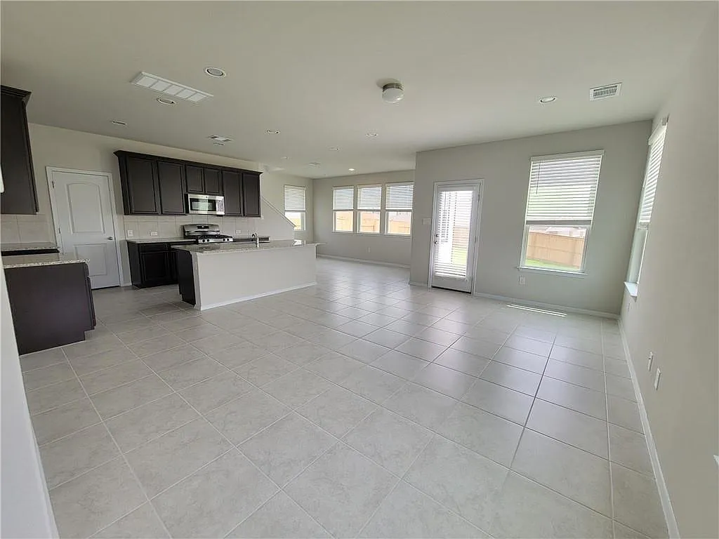 3 bed, 2.5 bath, 1704 sqft, $2,195 — Photo 3