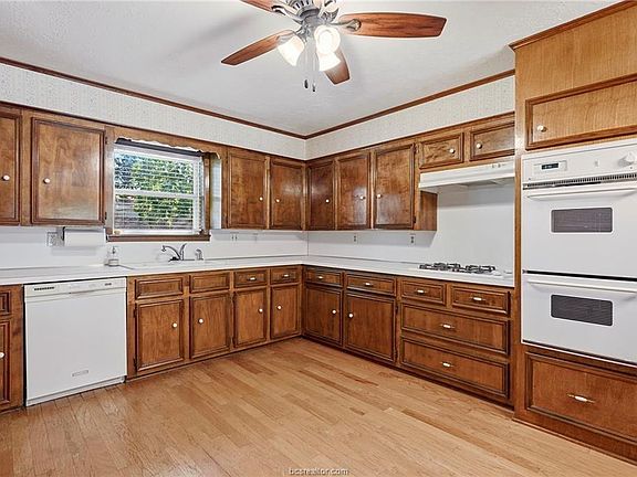 4th image of 1907 Langford St