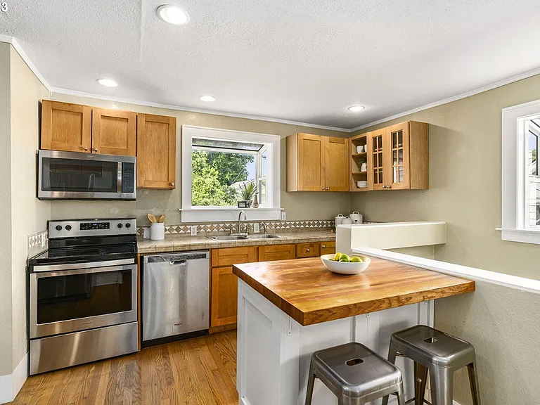 7615 SE Morrison St — Photo 5