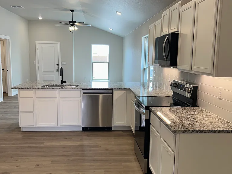 301 Farmstead Ln — Photo 2