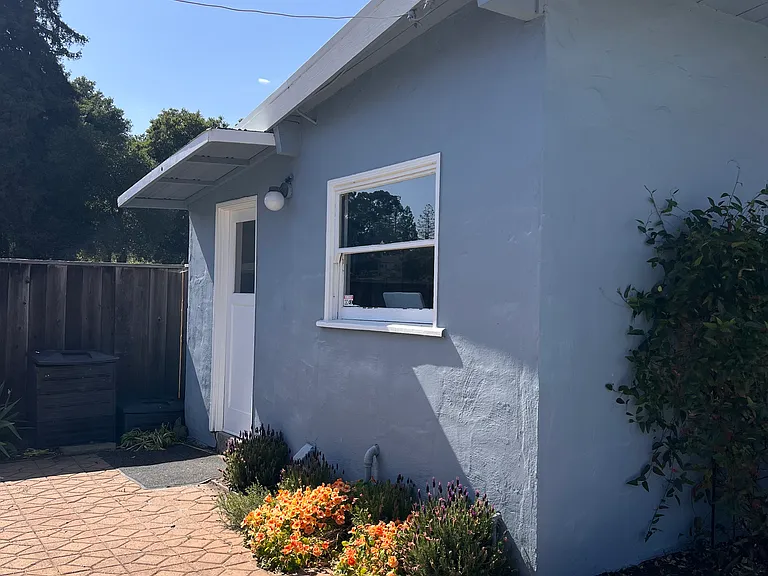 This is the Laundryroom, across the driveway.