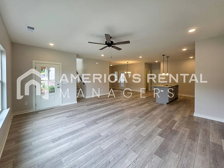 1019 Grand River Blvd W — Photo 12