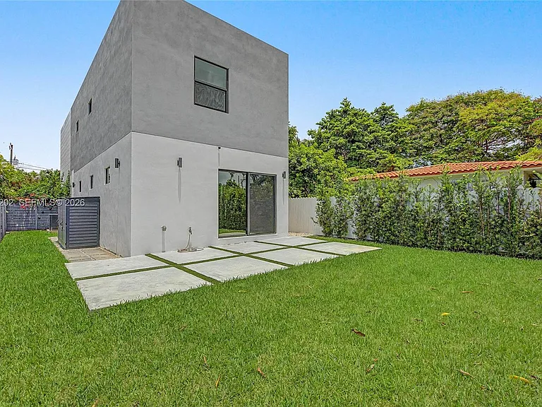 2320 SW 14th St — Photo 5