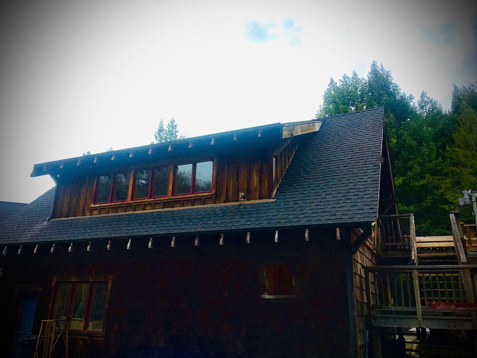 The Creekside Studio is available immediately. $1,100 monthly rent + $300 monthly utilities except for garbage and cell service.