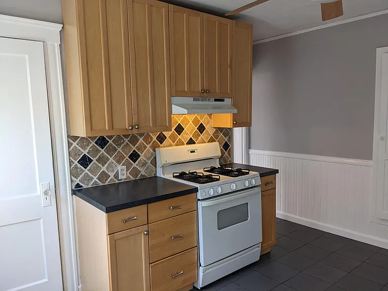 39 Pinehurst Ave #2 — Photo 7