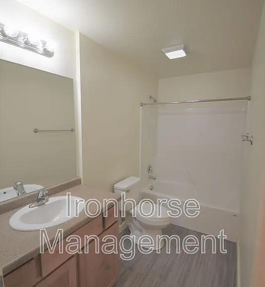 807 W Villard St #16 — Photo 8