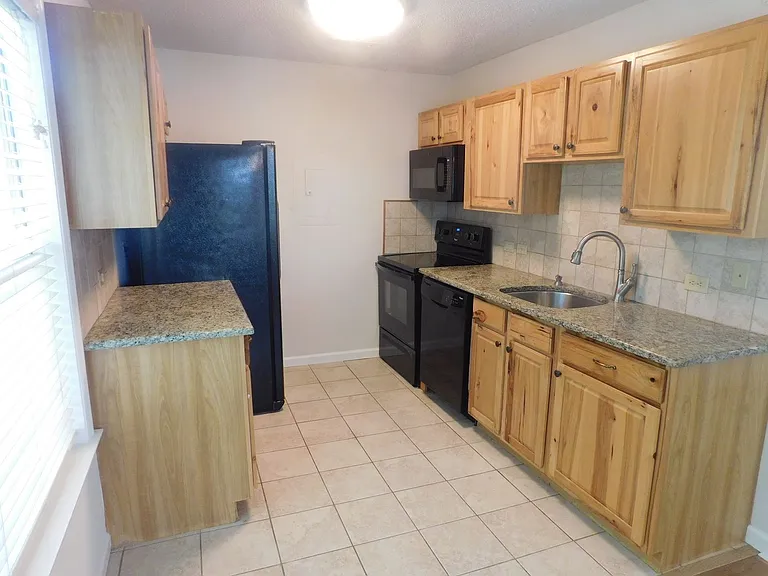 20 Old South Ct #A — Photo 9