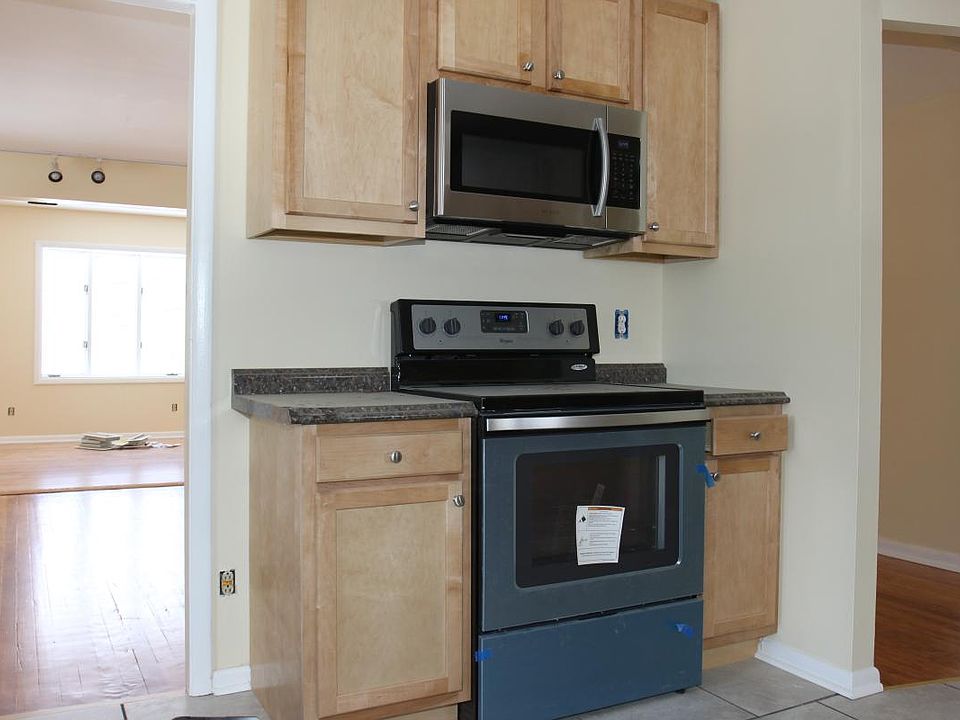 Kitchen SS Microwave & Stove
