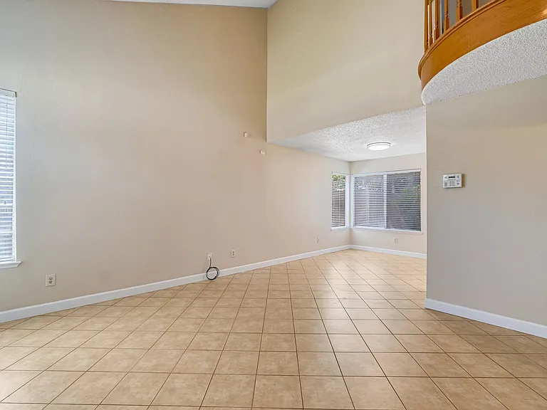 6733 N Warren Ave — Photo 5