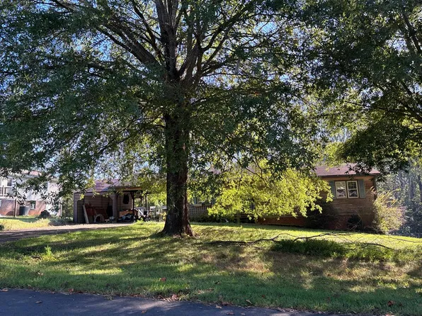 117 Strawberry Ln, Mount Airy, NC 27030
