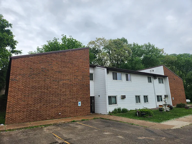 Winneshiek Apartments — Photo 1