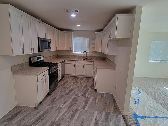 Full Kitchen and dining area