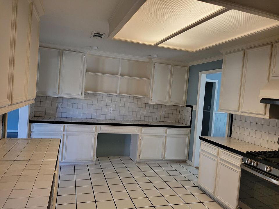 HUGE KITCHEN