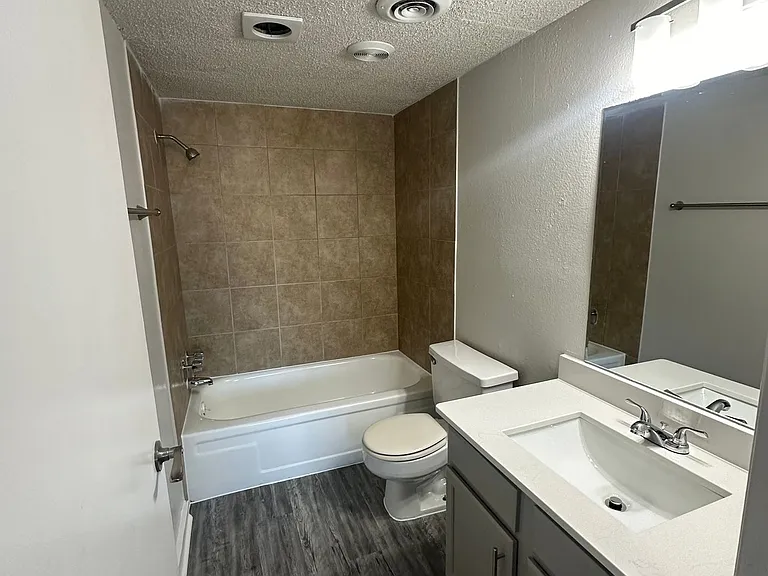 Regency Point Luxury Apartments — Photo 36