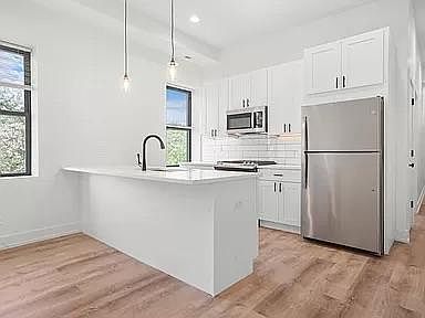 4th image of 2219 N Hamilton Ave #201